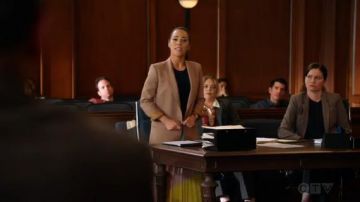 Plissé de Couleur Bloquer Robe portée par Emilie Lopez (Jessica Camacho) dans Toute la Remontée de la Saison 1, Épisode 20