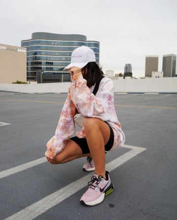 Renovación urbana Sudadera de cuello Crew Tie-Dye reciclado usada por Michelle Infusino en su cuenta de Instagram @michelleinfusino