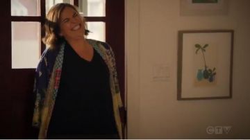 Kimono floral usado por Sara Castillo (Lindsay Mendez) en All Rise Temporada 1 Episodio 20