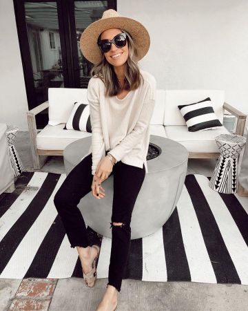 Levi's Ripped Crop Jeans of Shannon on the Instagram account @itsybitsyindulgences