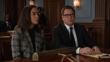 Lori Soie Halter Top portés par le Juge Duggan (Kelcy Griffin), dans Bull Saison 4 Épisode 19