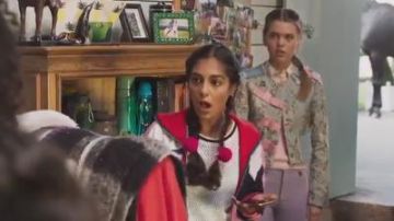 Chaqueta floral usada por Susie (Carla Woodcock) en Free Rein Temporada 2 Episodio 1