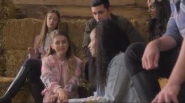 Rose Floral Veste portée par Susie (Carla Bécasse) dans Libre cours Saison 3 Épisode 1