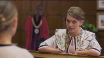 Floral Volants de la Veste portée par Susie (Carla Bécasse) dans Libre cours Saison 3 Épisode 4