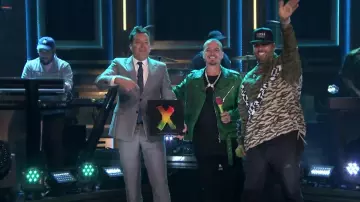 Le sweatshirt Nike imprimé léopard porté par Nicky Jam lors de son medley avec J Balvin dans The To­night Show Star­ring Jimmy Fal­lon