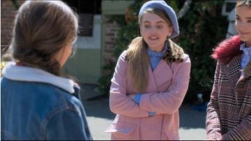 Abrigo de cuello de leopardo rosa usado por Susie (Carla Woodcock) en Free Rein