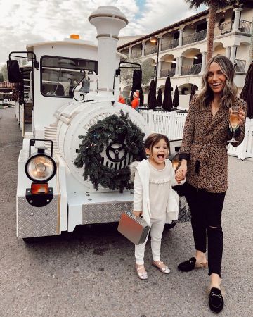 Bb dakota Print Blaz­er of Shannon on the Instagram account @itsybitsyindulgences