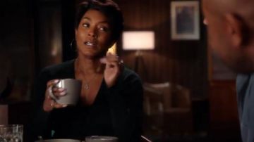 Vert Wrap Top porté par Athena Subvention (Angela Bassett) dans le 9-1-1 Saison 3 Épisode 14