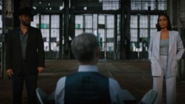 Pantalones rosas usados por Allegra Dill (Rosario Dawson) en Briarpatch Temporada 1 Episodio 10