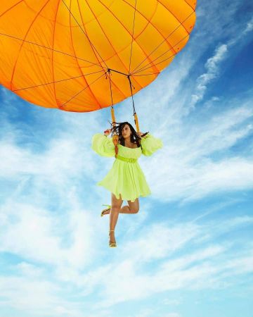 Sandals "Nudist" Stuart Weitzman Yellow Neon Demi Lovato on her account Instagram @ddlovato