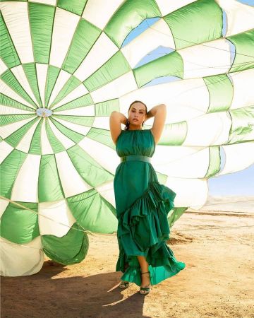 The evening gown green wheel Max Mara worn by Demi Lovato on her account Instagram @ddlovato