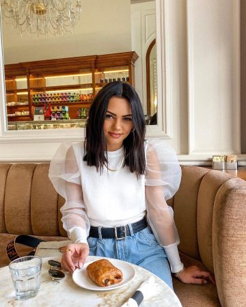 Nasty gal Suéter de punto recortado con mangas de hojaldre de organza usado por Michelle Infusino en su cuenta de Instagram @michelleinfusino