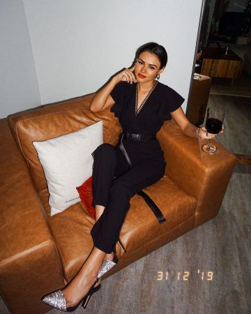 ML Monique Lhuillier Scallop-Trimmed Jumpsuit usado por Michelle Infusino en su cuenta de Instagram @michelleinfusino