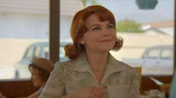 Perle blanche boucles d'oreilles portées par Beth Ann Stanton (Ginnifer Goodwin) dans lesquelles les Femmes Tuent (S01E03)