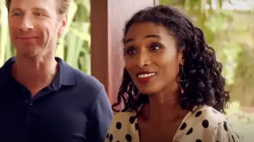 The white blouse with big polka dots Victory (Sara Martins) in Meetings (Season 1)