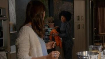 Gris robe longue porté par Taylor Harding (Kirby Howell-Baptiste) dans lesquelles les Femmes Tuent (S01E03)