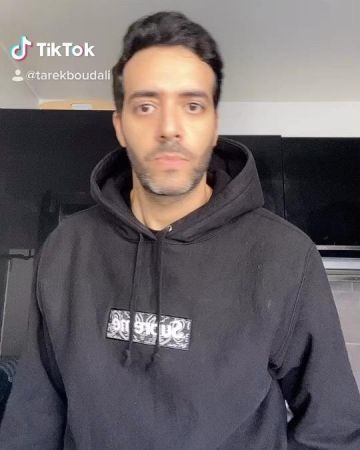 Le sweatshirt Supreme Bandana Box Logo porté par Tarek Boudali sur Tik Tok
