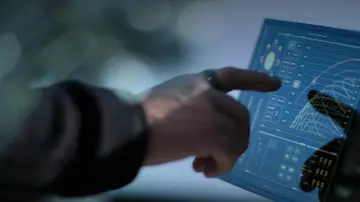 Anillo de Laurens Bancroft (James Purefoy) en Altered Carbon S01E01