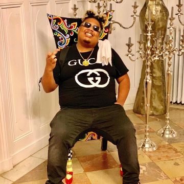 The black t-shirt, Gucci worn by Naza on his account Instagram @nazaofficiel 