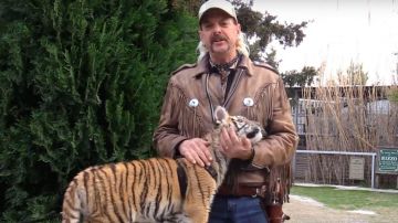 Chaqueta de flecos de cuero marrón usada por G.W. Zoo (Joe Exotic) en Tiger King: Murder, Mayhem and Madness (S01E04)