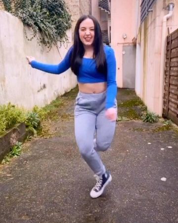 Le top bleu SheIn porté par Camille Stengel sur son compte Instagram @camille__stengel
