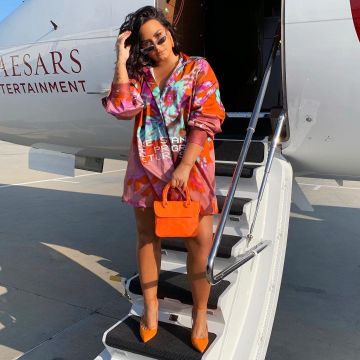 The printed shirt tye & die Maison Margiela Demi Lovato on her account Instagram @ddlovato