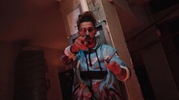 La sudadera azul gráfica de N.O.S en el clip En la ciudad de DTF feat. N.O.S