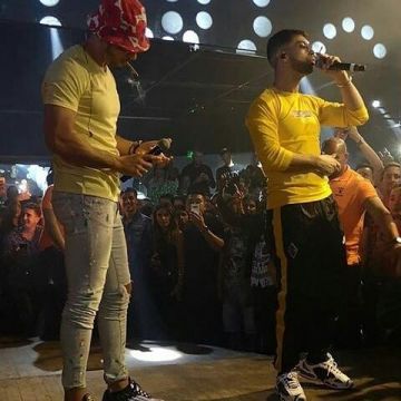 La paire de Nike Air Max Tailwind porté par Ademo en concert sur un post Instagram