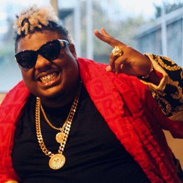 The bathrobe Versace red worn by Naza on his account Instagram @nazaofficiel 