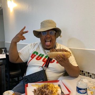 The white t-shirt printed Gucci worn by Naza on his account Instagram @nazaofficiel 