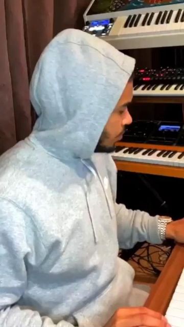 La sudadera con capucha Nike que lleva Timbaland en su cuenta de Instagram @timbaland