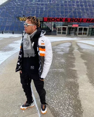L'écharpe grise Louis Vuitton portée par YBN Cordae sur son compte Instagram @ybncordae