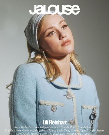 La veste bleue et blanche en tweed de Lili Reinhart en couverture de Jalouse Printemps 2020
