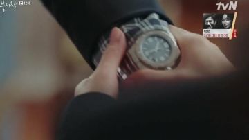 The watch Chopard Ri Jung Hyuk (Hyun Bin) in the Crash Landing on You (S01E12)