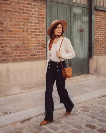 The high waist pants with buttons Daphne on his account Instagram @daphnemoreau