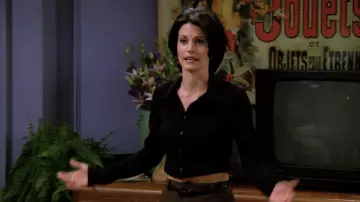 La chemise noire ajustée portée par Monica Geller (Courteney Cox) dans Friends (Saison 2 Épisode 6)