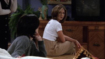 The black dress of Rachel Green (Jennifer Aniston) in Friends S07E01