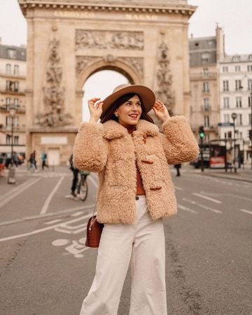 The jacket mouton beige Mango Daphne on his account Instagram @daphnemoreau