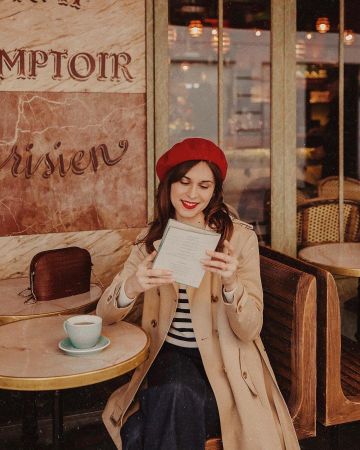 The beret rouge of Daphne on his account Instagram @daphnemoreau