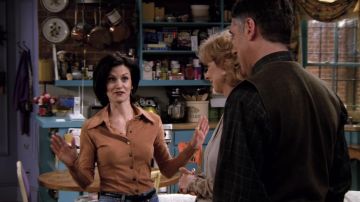La chemise camel en daim portée par Monica Geller (Courteney Cox) dans Friends (Saison 2 Épisode 14)