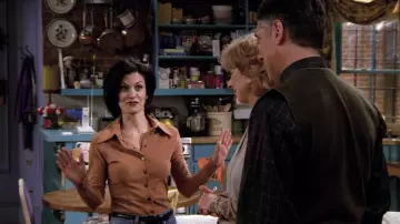 La chemise camel en daim portée par Monica Geller (Courteney Cox) dans Friends (Saison 2 Épisode 14)