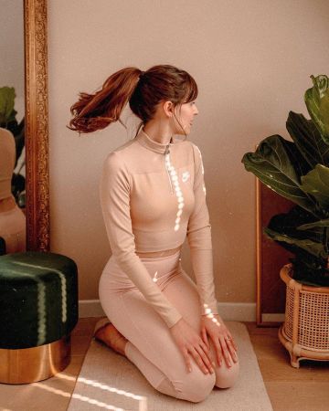 The top short sport beige zip Nike Air Daphne on his account Instagram @daphnemoreau