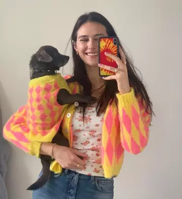 Le top ivoire et fleurs roses de Devon Lee Carlson sur son compte Instagram @devonleecarlson