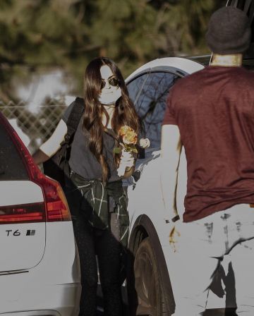 Ray Ban Orig­i­nal Avi­a­tor Sun­glass­es worn by Megan Fox Erehwon April 15, 2020