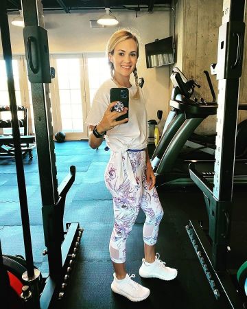 Camiseta lateral Calia usada por Carrie Underwood Instagram 13 de abril de 2020