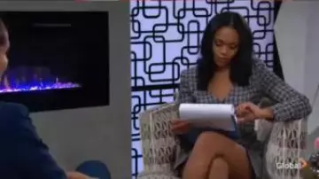 Toujours de nouveaux Bessy Une Épaule Bow Robe porté par Amanda Sinclair (Mishael Morgan) comme on le voit sur les Jeunes et Les Agités du 14 avril 2020
