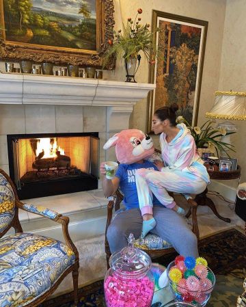 Ralph &amp; Russo Surdimensionné Tie Dye Jersey Hoodie porté par Olivia Culpo Instagram le 14 avril 2020