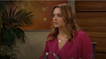 Lulus Plis et Merci Wrap Top porté par Summer Newman (Chasseur Roi) comme on le voit sur les Jeunes et Les Agités du 15 avril 2020