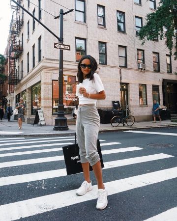 Everlane Cachemire pantalon coton ouaté porté par Michelle Infusino sur son Instagram account @michelleinfusino