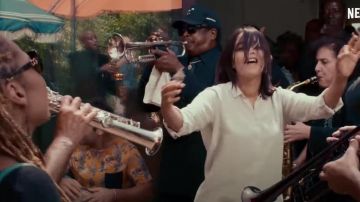 La tunique ample blanche portée par Amira (Leïla Bekhti) dans The Eddy (Saison 1) sur Netflix